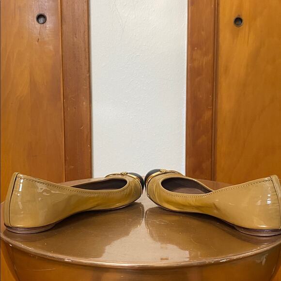 Tory Burch Pacey Ballet Flat Black Tan Patent Leather Cap Toe Gold Logo Preppy - Picture 6 of 11